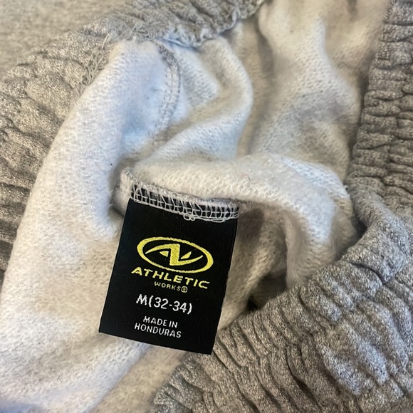 Grey sweatpants, cinched at bottom - Picture 4 of 4